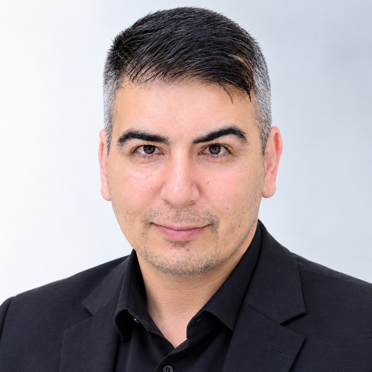 Portrait of Meraj Hadad, manager and developer of the MHADAD.IR educational website